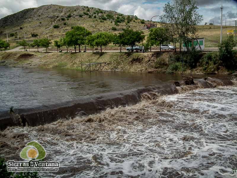 Río Sauce Grande crecido en Sierra de la Ventana